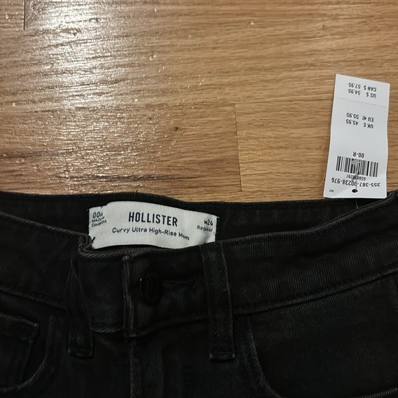 Hollister Curvy Ultra-High Rise Ripped Black Mom Jeans - Picture 3 of 3